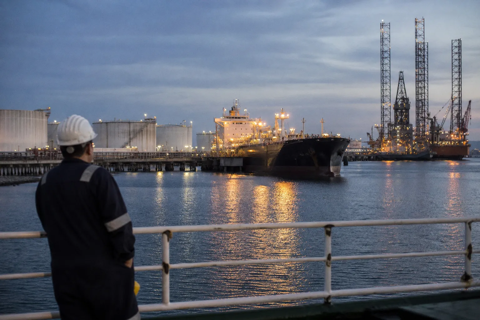 US energy and gold favored amid geopolitical ri...